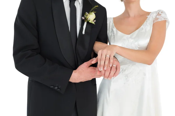Milující pár ukazuje snubní prsteny — Stock fotografie