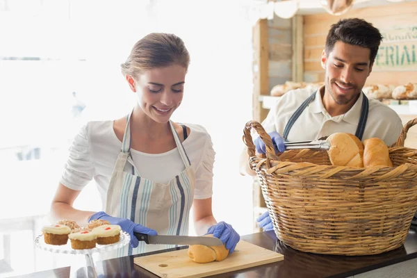 Leende människor med croissanter på kafé counter — Stockfoto