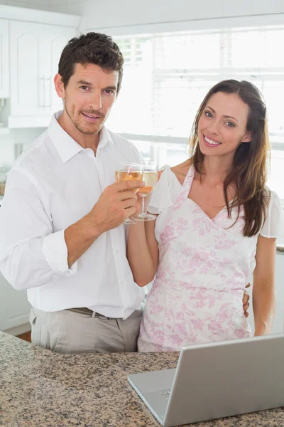 Gelukkige jonge paar wijnglazen roosteren — Stockfoto