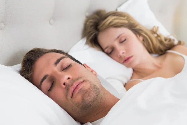 Пара спят вместе в постели — стоковое фото