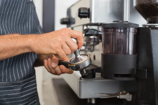 Milieu de section d'un barista prépare expresso dans les cafés hop — Photo