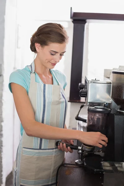 Barista femenina preparando café expreso en cafetería — Foto de Stock