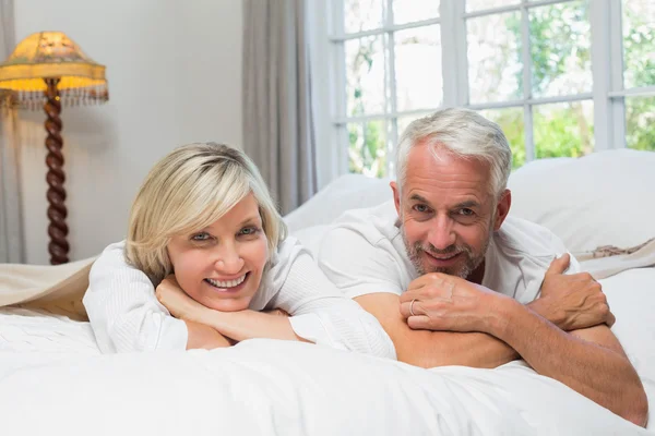 Portret van een gelukkige volwassen paar in bed — Stockfoto