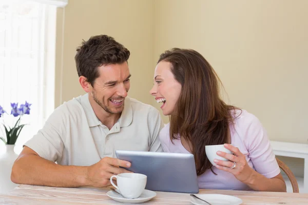 Casal usando tablet digital enquanto toma café — Fotografia de Stock