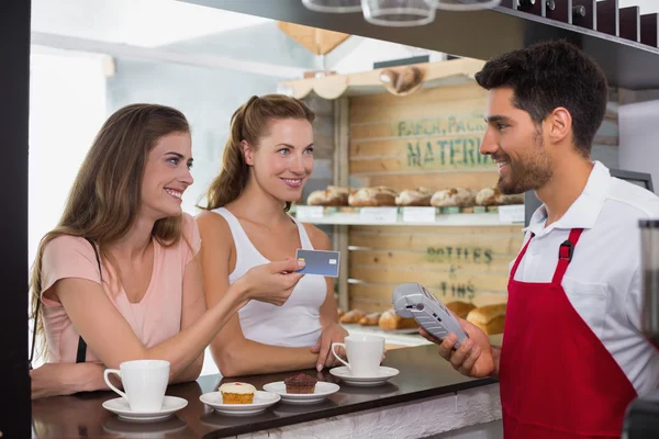 Vrienden met vrouw stak creditcard bij koffie shop — Stockfoto