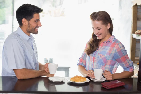 Paar mit Kaffee und Croissant im Café — Stockfoto