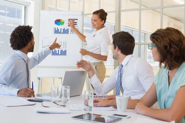 Zakenvrouw presentatie geven aan collega's in office — Stockfoto