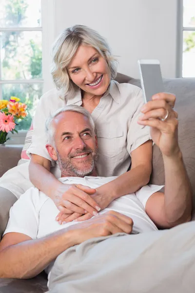 Mature couple photographing themselves with cellphone — Stock Photo, Image