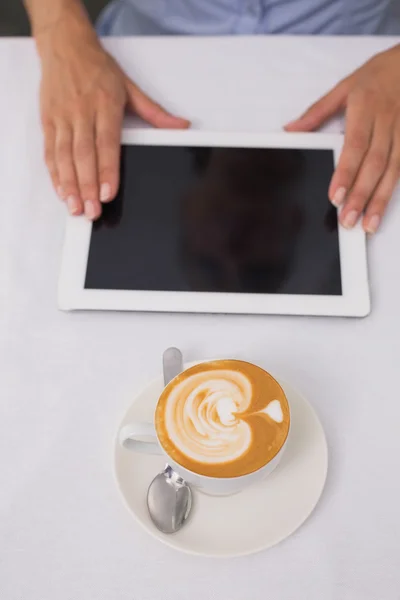 Close-up van digitale Tablet PC- en koffie op tafel — Stockfoto
