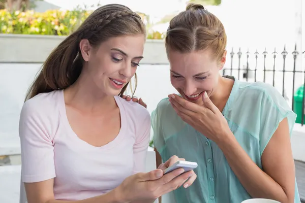 Šťastné ženy přátelé čtení textové zprávy v kavárně — Stock fotografie