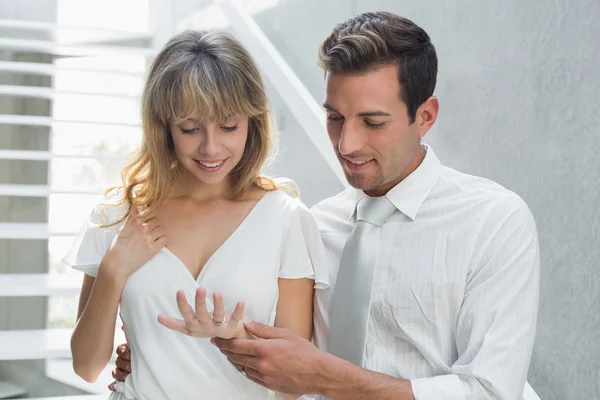 Mujer mostrando anillo de compromiso al hombre — Foto de Stock