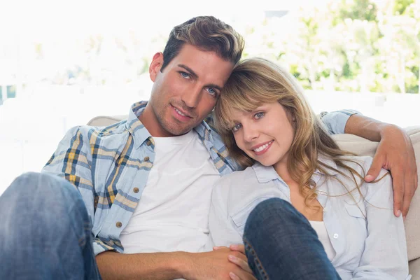 Porträtt av ett älskande par som sitter på soffan — Stockfoto