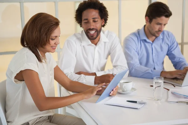 Geschäftsleute nutzen digitales Tablet bei Besprechungen — Stockfoto