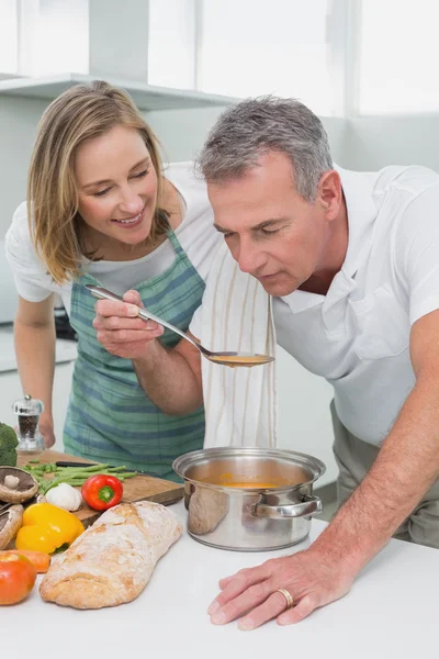 Couple preparing food together in kitchen — Stock Photo, Image