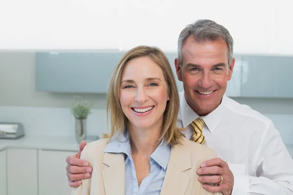 Portret van een paar gelukkig business in keuken — Stockfoto