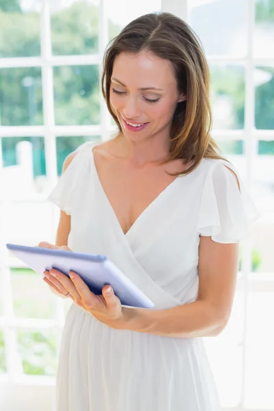 Mujer usando tableta digital en casa — Foto de Stock