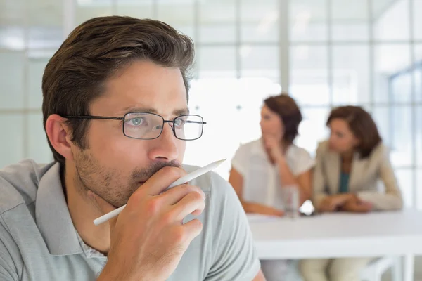 Ernstige zakenman met collega's in de vergadering op kantoor — Stockfoto