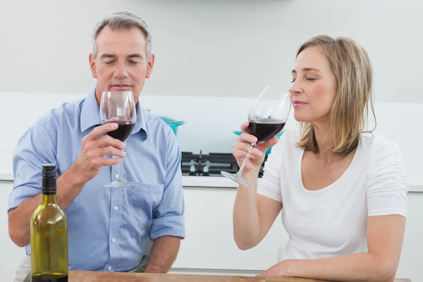 Ontspannen paar drinken van wijn in keuken — Stockfoto