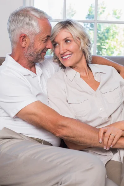 Couple d'âge mûr se regardant dans le salon — Photo