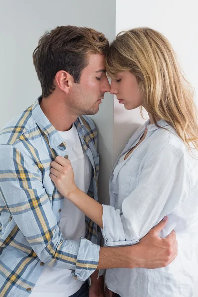 Amour jeune couple avec les yeux fermés — Photo