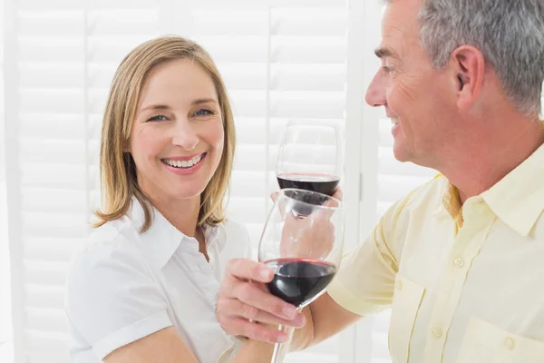 Feliz pareja tostadas copas de vino —  Fotos de Stock