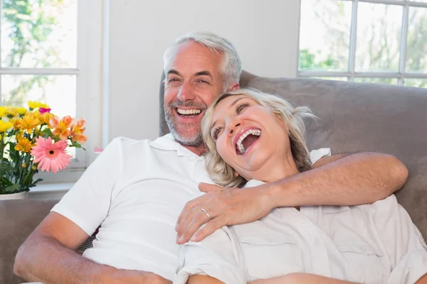 Fröhlich reif pärchen sitzen auf couch — Stockfoto