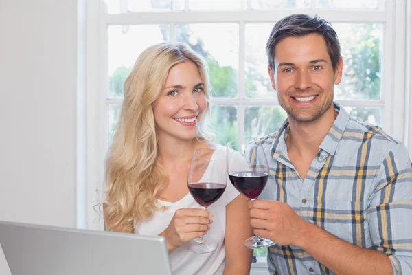 Amar pareja joven con copas de vino en casa — Foto de Stock