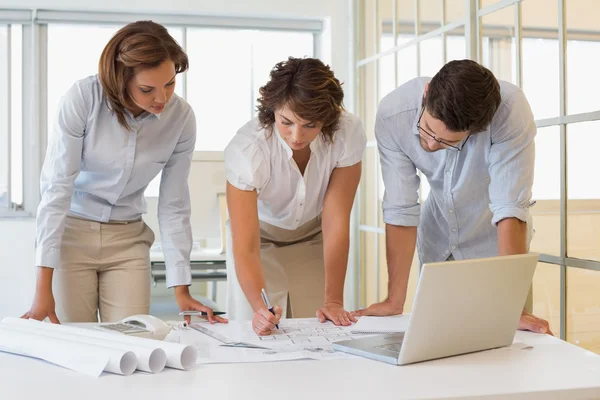 Geschäftsleute arbeiten im Büro an Entwürfen — Stockfoto