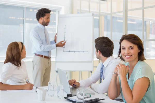 Zakenvrouw met collega's in de directiekamer vergadering — Stockfoto