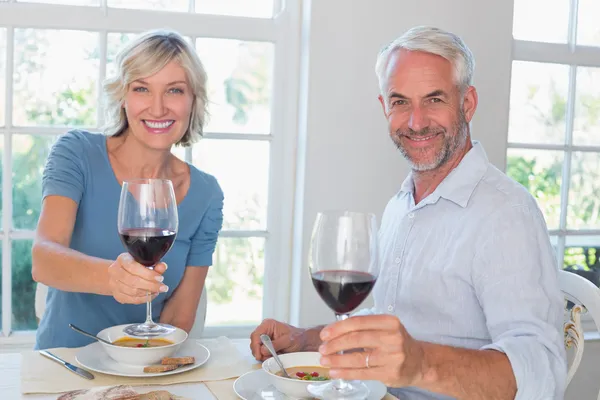 Ouder paar met wijn glazen en voedsel — Stockfoto