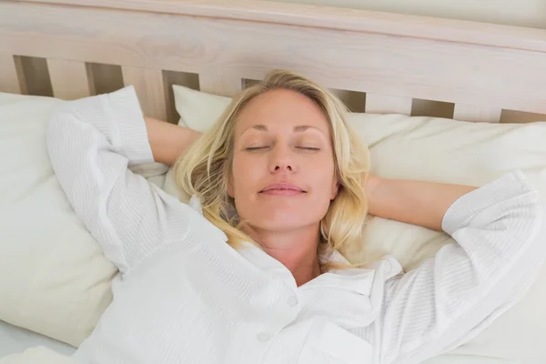 Woman sleeping in bed — Stock Photo, Image