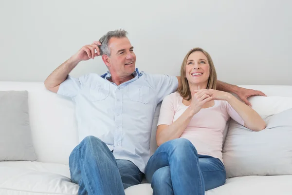 Feliz casal relaxado sentado no sofá — Fotografia de Stock