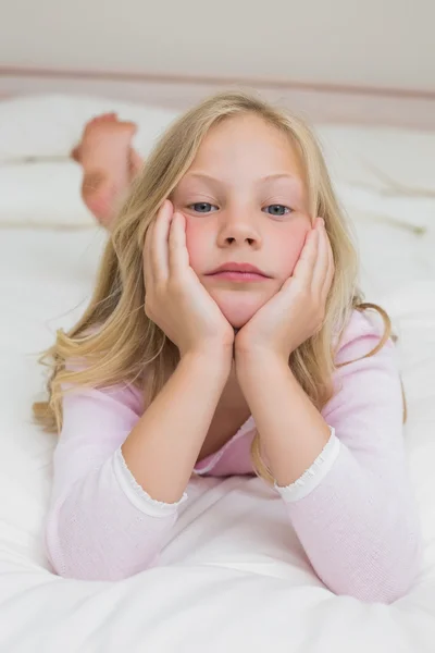 Yatakta dinleniyor, genç bir kızın portresi — Stok fotoğraf