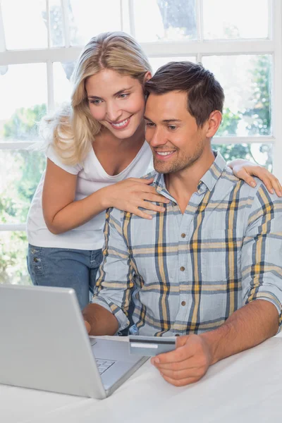 Pareja feliz haciendo compras en línea en casa — Foto de Stock