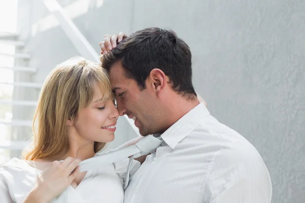 Vista laterale di una coppia amorevole con gli occhi chiusi — Foto Stock