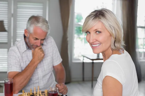 Glückliches reifes Paar spielt zu Hause Schach — Stockfoto