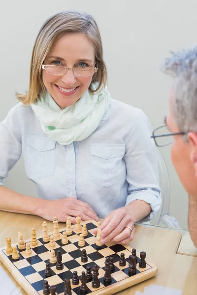 Pár hraje doma šachy — Stock fotografie