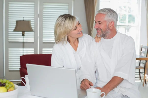 Volwassen paar met behulp van laptop — Stockfoto