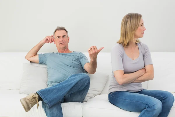 Casal infeliz não falar depois de uma discussão em casa — Fotografia de Stock