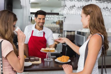 arkadaşlar erkek barista kahve dükkanında kasaya ile