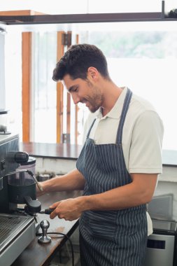 gülümseyen barista Espresso kahve dükkanında hazırlanıyor