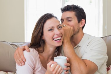 oturma odasında bir neşeli womans kulak içine gizli Fısıldayan Adam