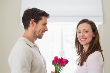 mutlu bir kadın çiçek veren adam yan görünüm