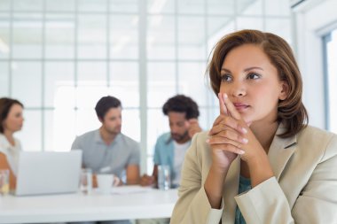 Toplantı meslektaşları ile ciddi iş kadını Close-Up