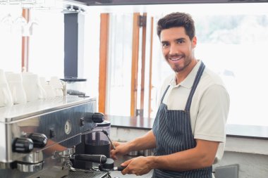gülümseyen barista Espresso kahve dükkanında hazırlanıyor