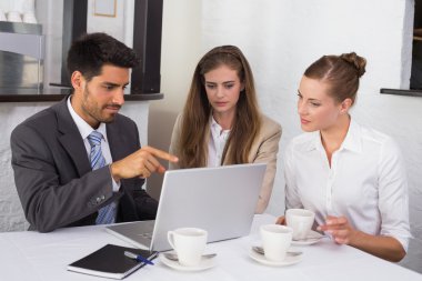 iş adamları laptop, birlikte Ofis Masası kullanma