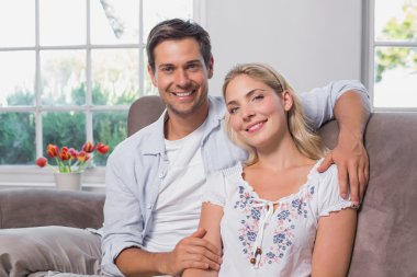 seven genç çift kanepede oturan rahat