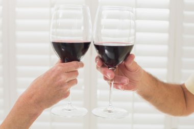 şarap bardakları toasting eller