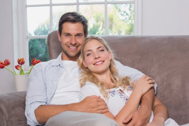 rahat mutlu sevgi dolu çift kanepede oturan portresi