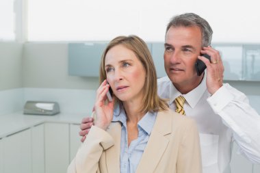 Mutfakta cep telefonu kullanarak iş Çift